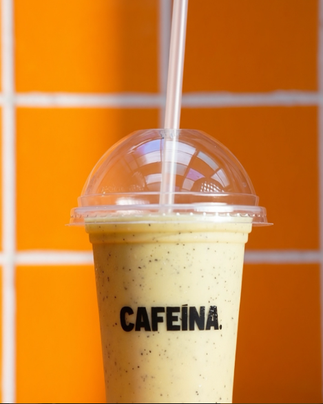 Bebida clara e cremosa servida em um copo Cafeína