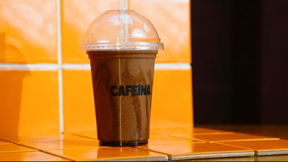 Bebida de café sobre os azulejos laranja da casa